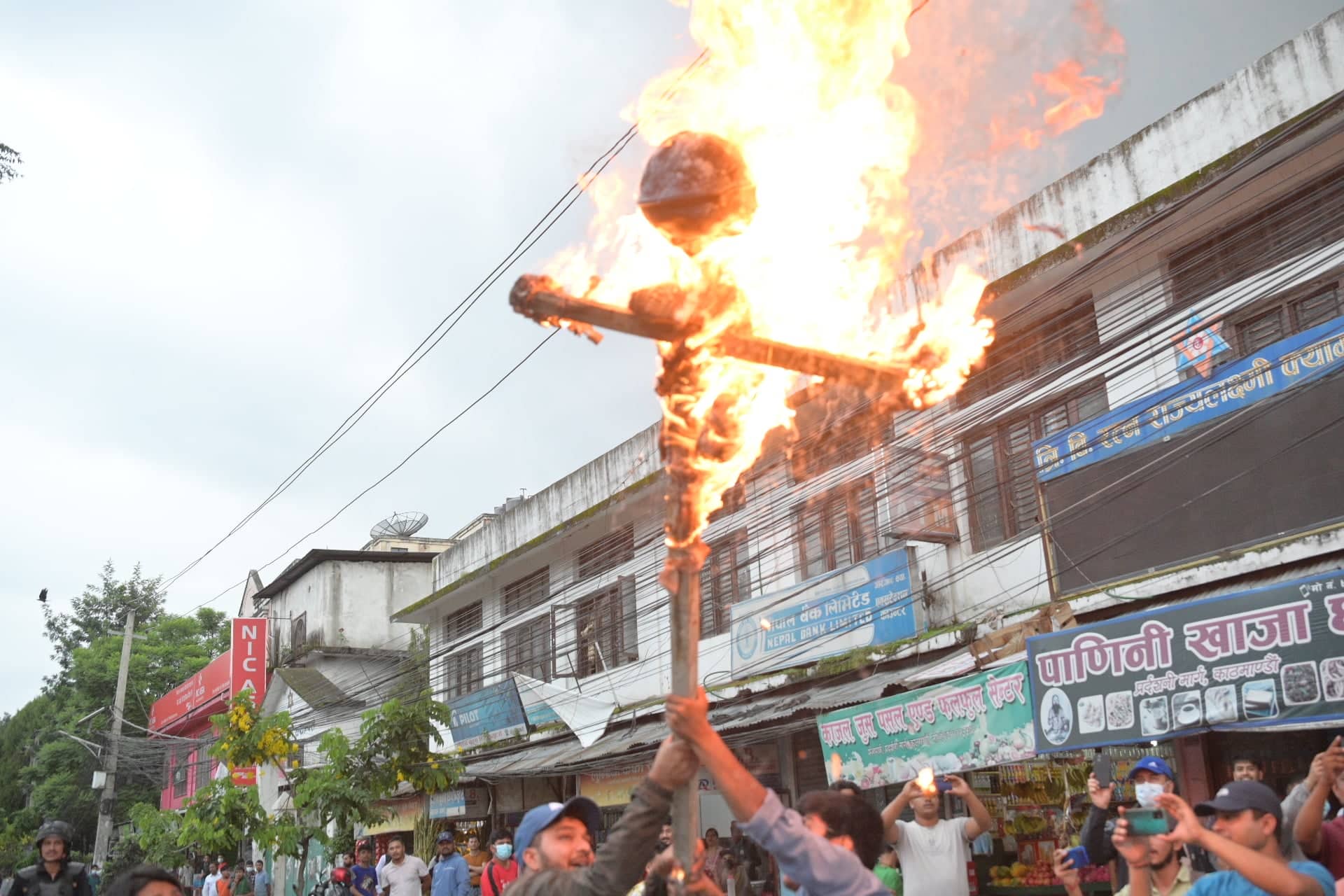 नेविसंघले जलायो गभर्नरको पुतला (फोटोफिचर)